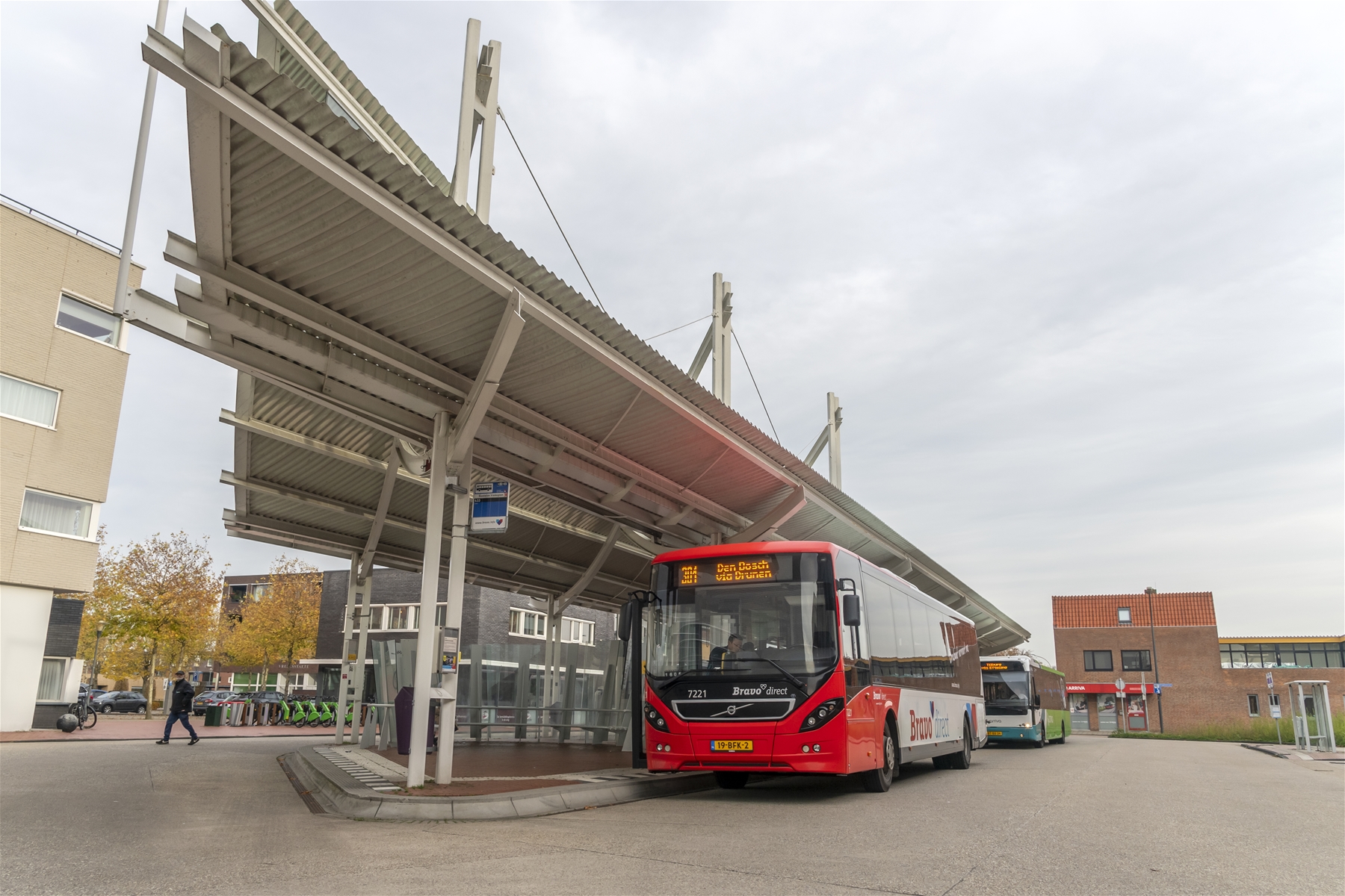 Een bus bij een busstation in Waalwijk